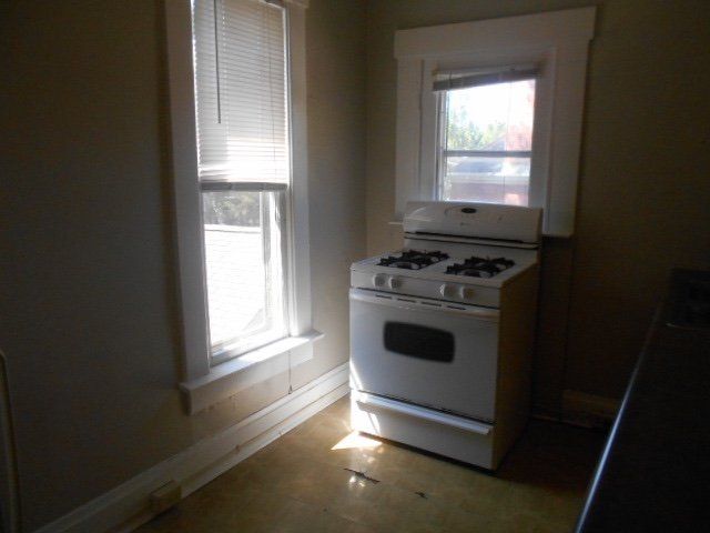 2307 1/2 -2309 1/2 N. High St. - Kitchen 02