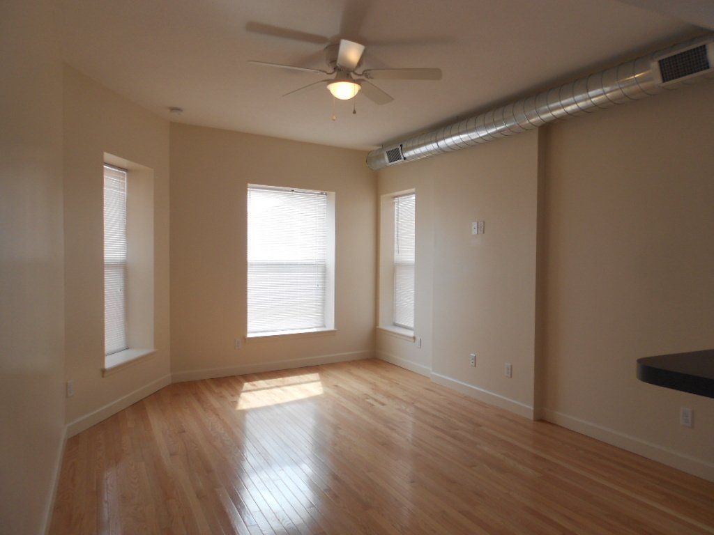 1509-1513 N. High St. - Living Room 02