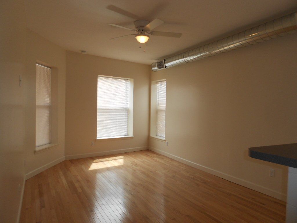 1509-1513 N. High St. - Living Room 01