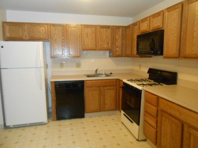 1382 Highland- Kitchen 01