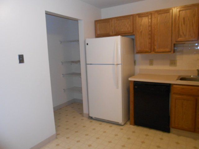 1382 Highland- Kitchen 03