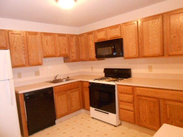 1382 Highland- Kitchen 02