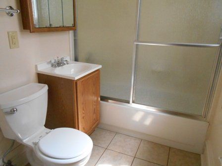 1543 Summit Street -Bathroom 02