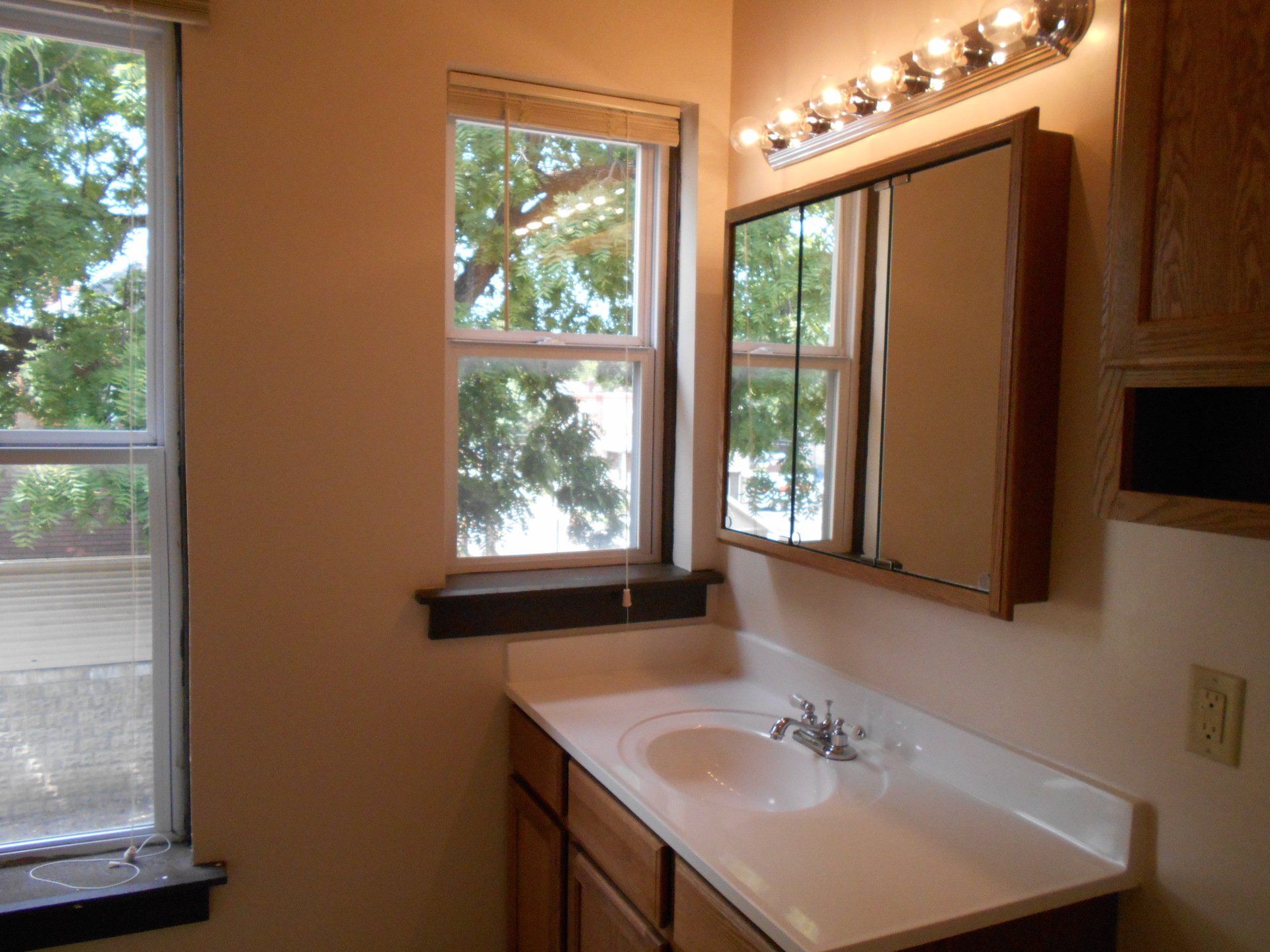 1543 Summit Street -Bathroom 01