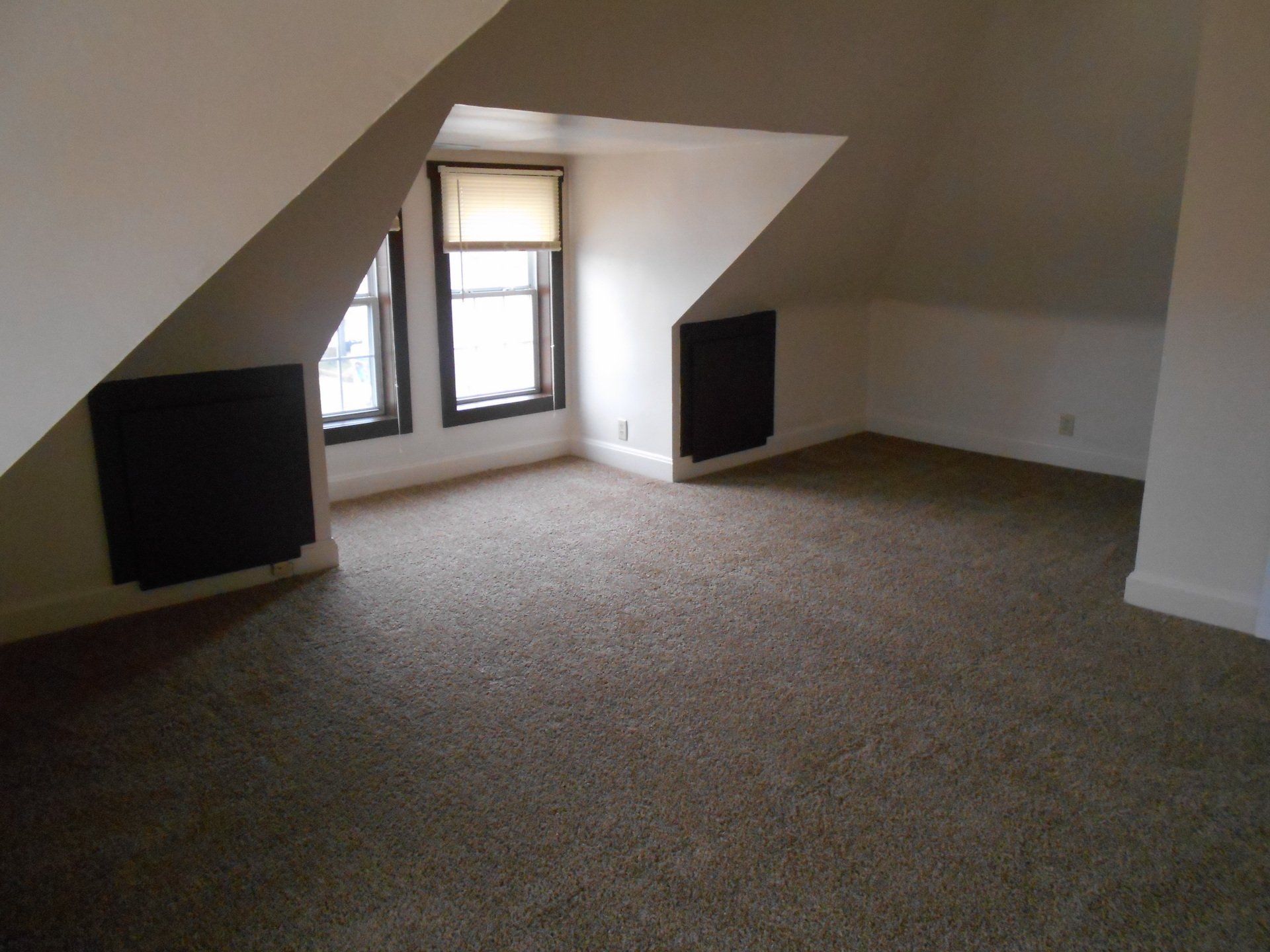 1543 Summit Street - Living Room 01