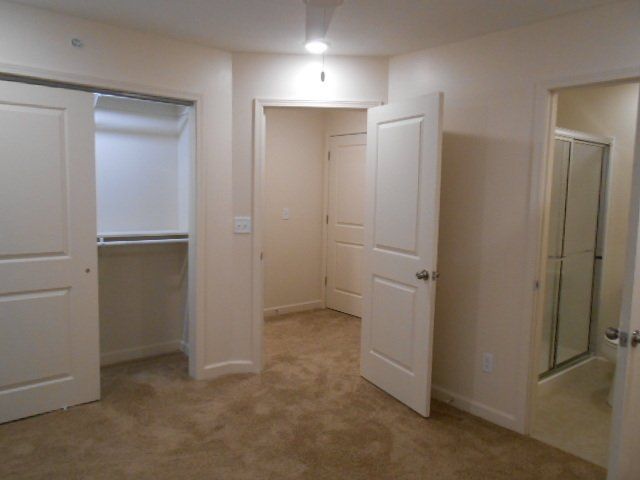 1523-1529 N. Wall St living room