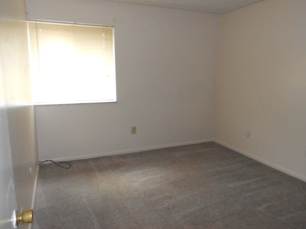 31 & 35 E 12th Ave master bed