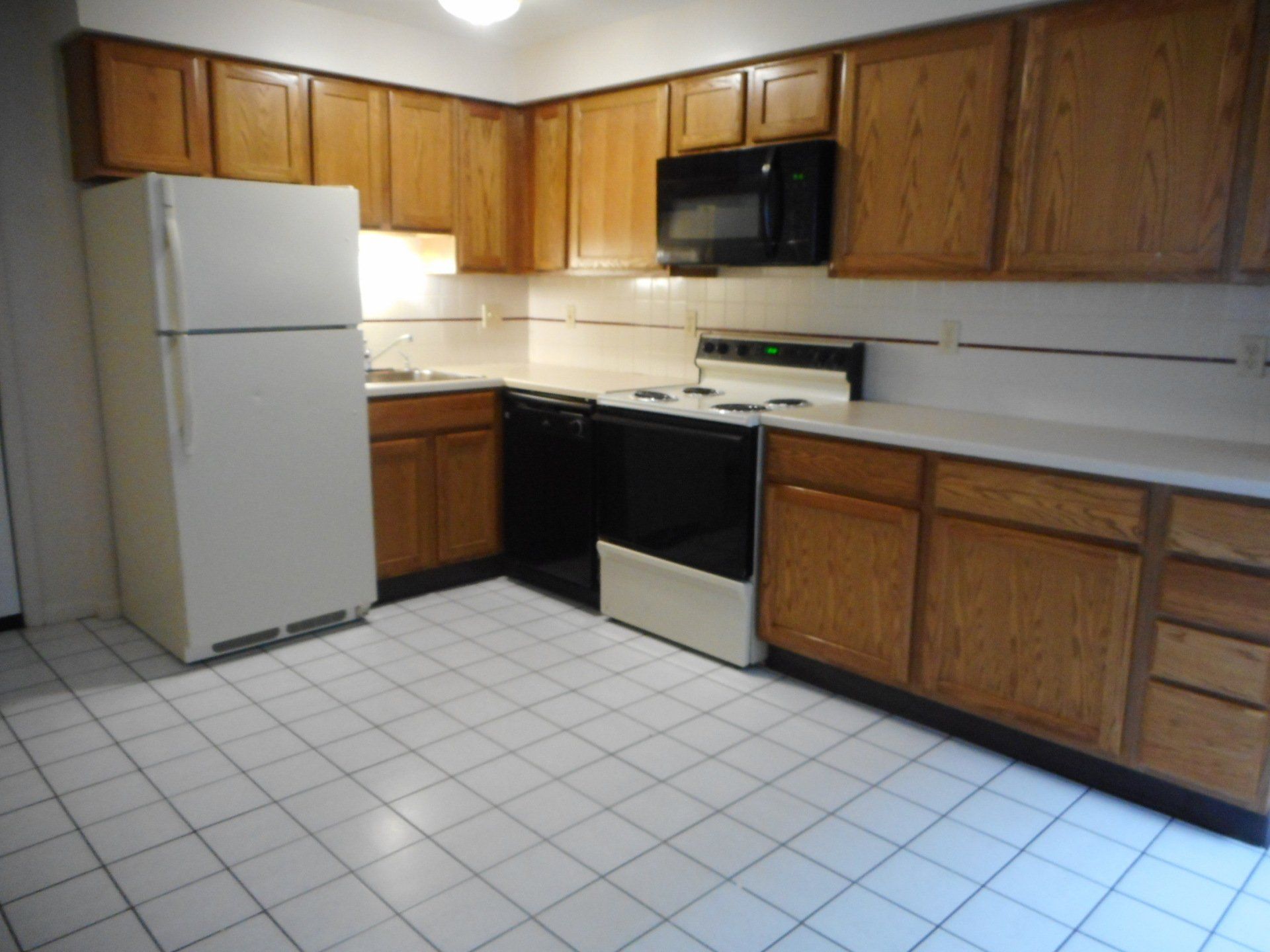 106-114 E Lane Ave - Kitchen 03