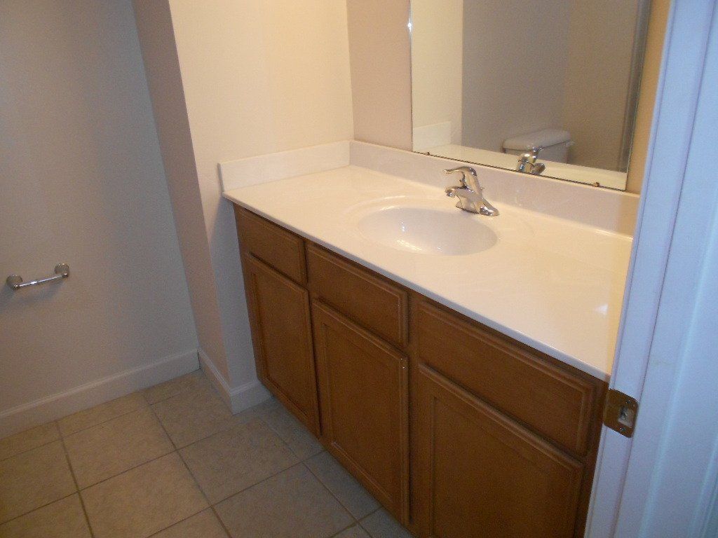 2000 Indianola Ave. Apt. A - Bathroom 02
