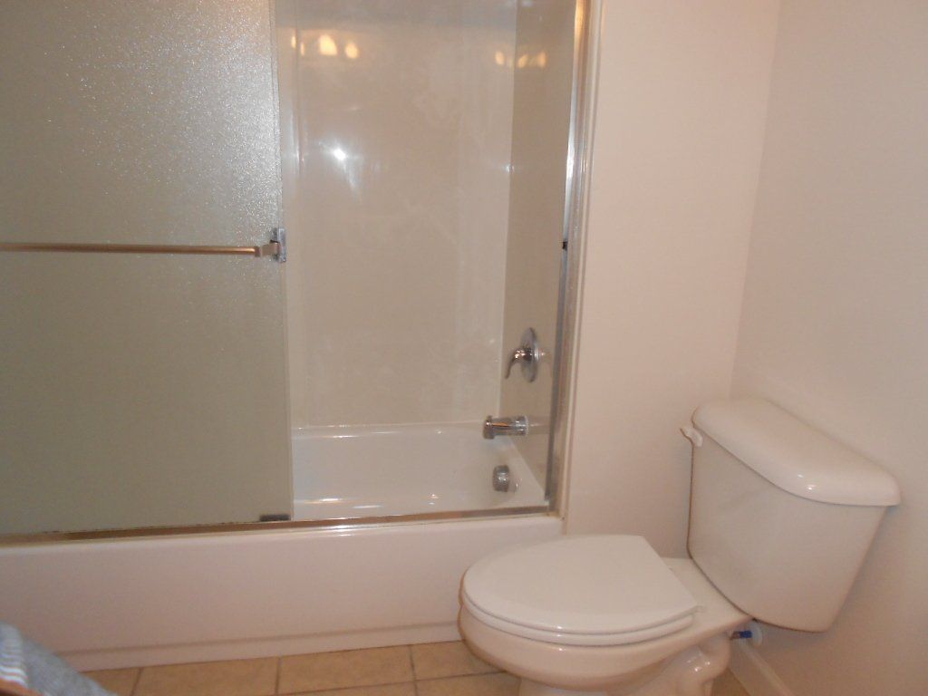 2000 Indianola Ave. Apt. A - Bathroom 01