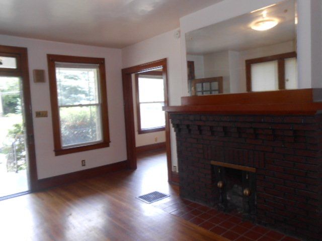 627 Neil Ave living room