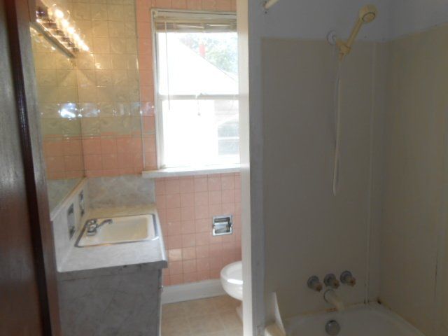 627 Neil Ave bathroom
