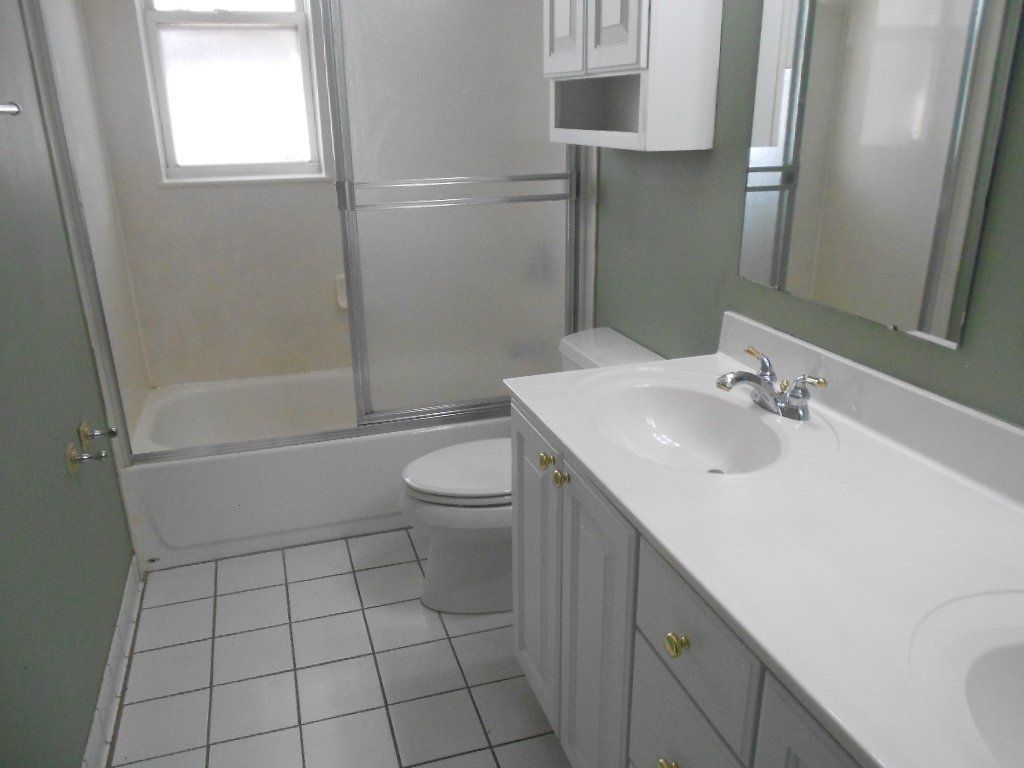 1694 N. High St. Apt. B - Bathroom 01