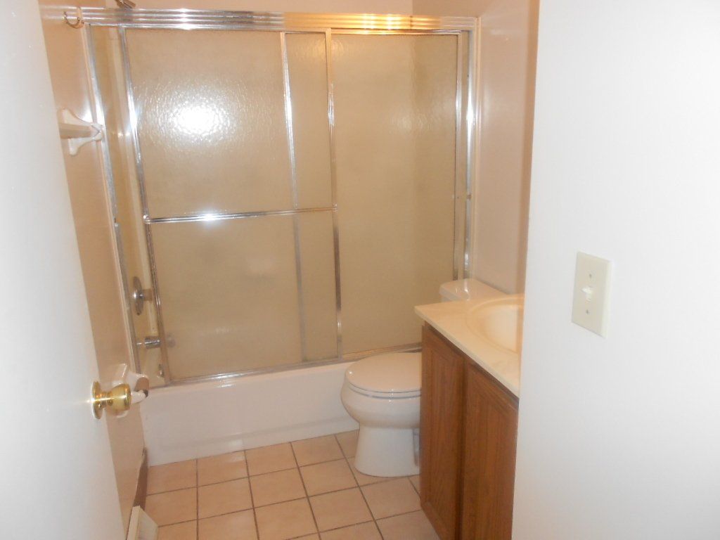 106-114 E Lane Ave - Bathroom 03