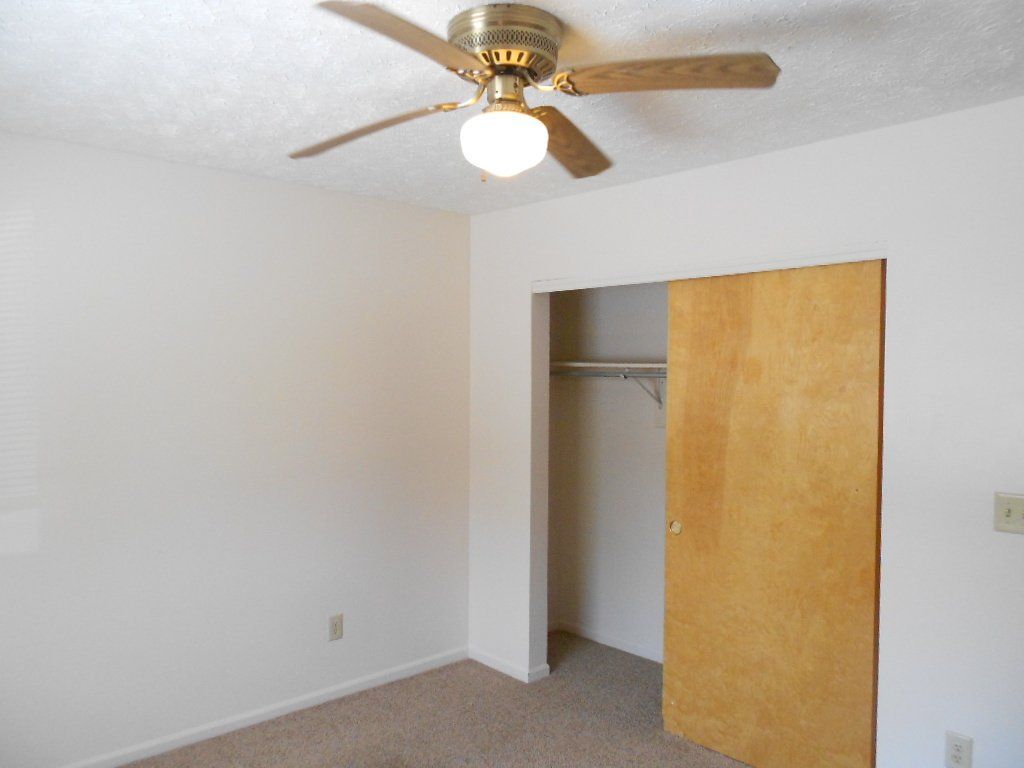 606 Riverview Dr interior 2