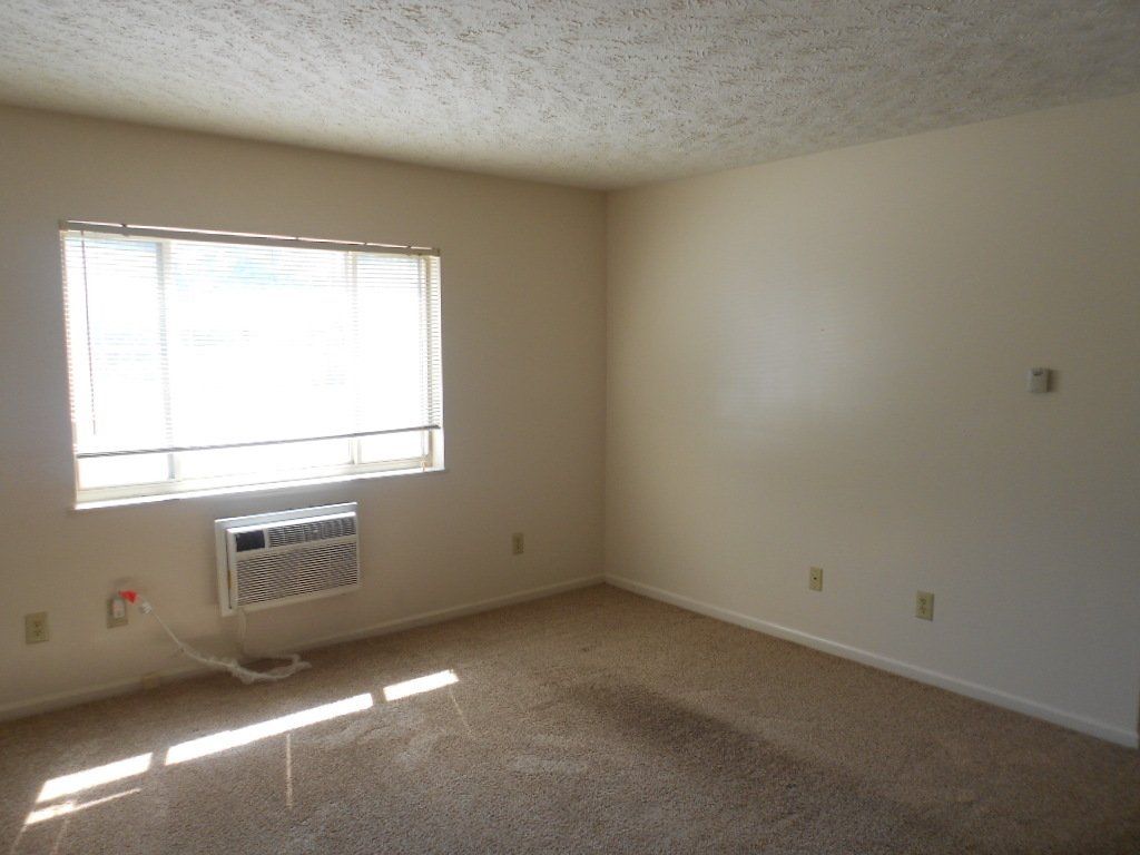 606 Riverview Dr interior 1