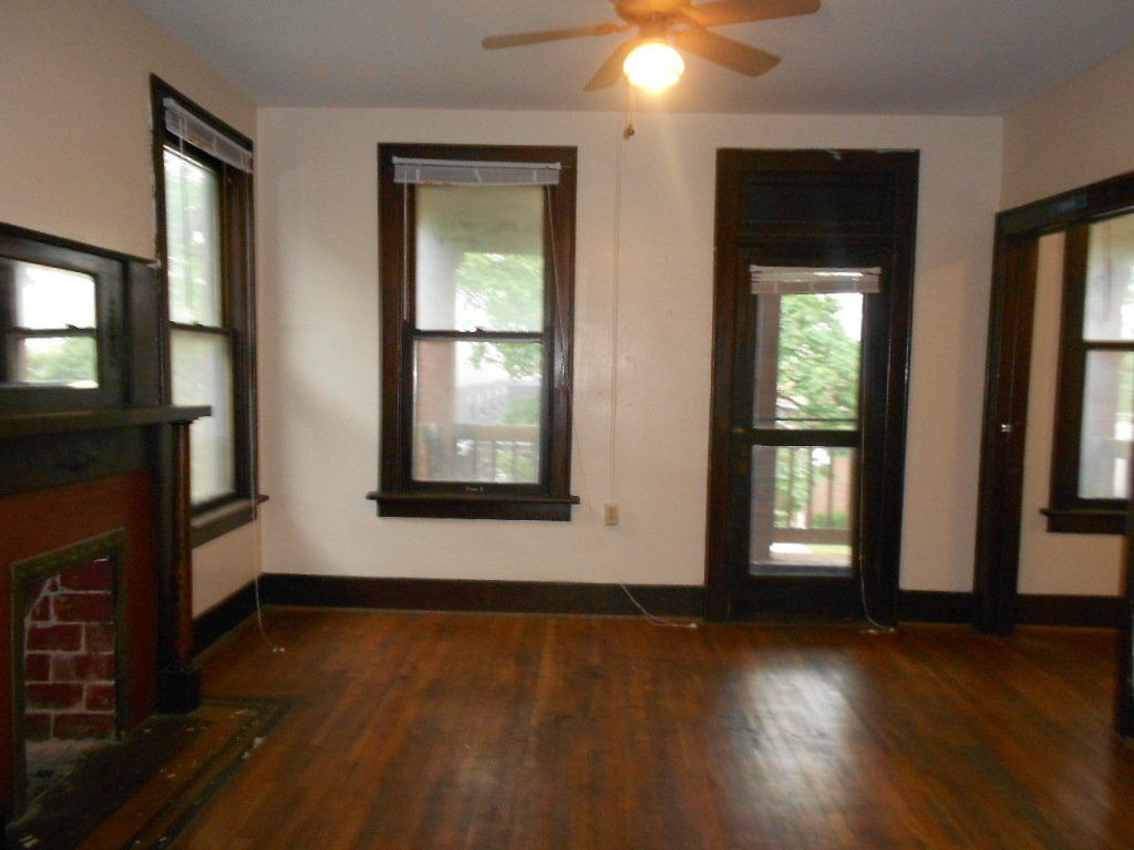 38-40 E. 18th Ave living room