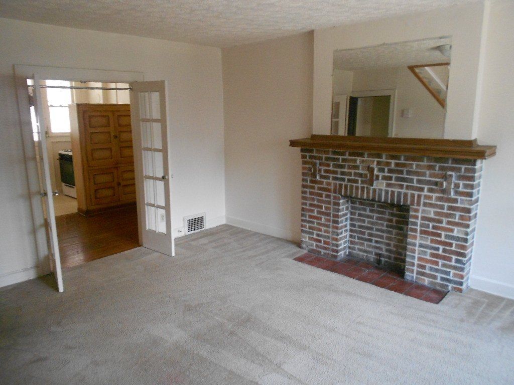 160-166 W. Northwood - Living Room 01