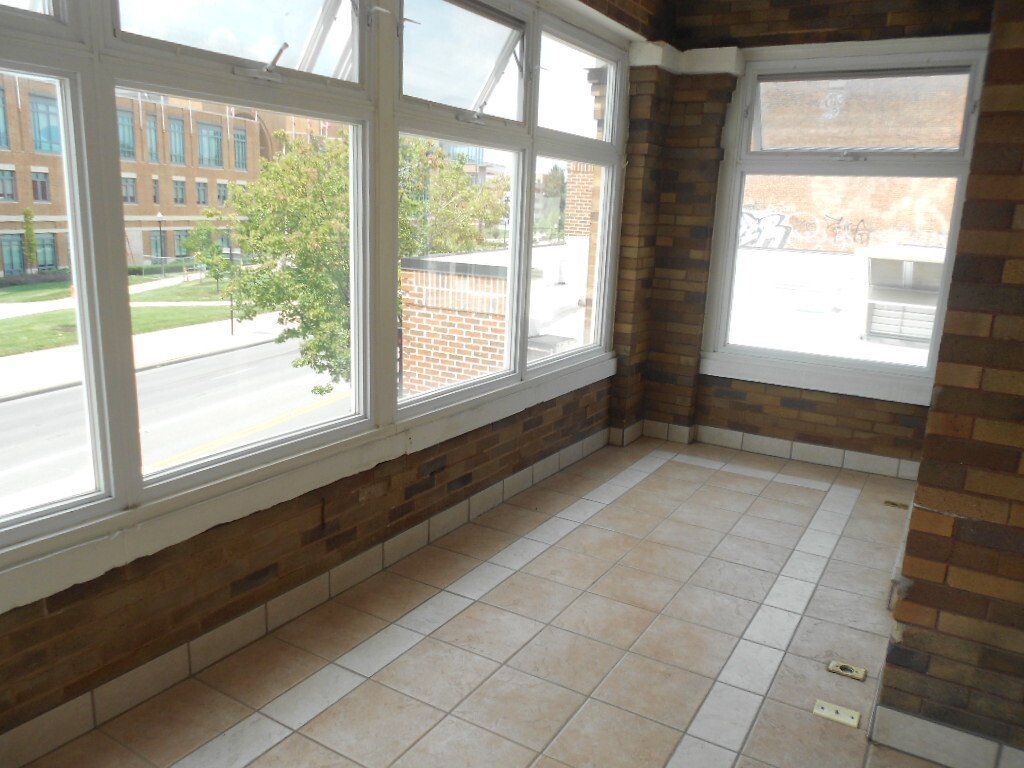 1694-1702 N. High St (1702) interior