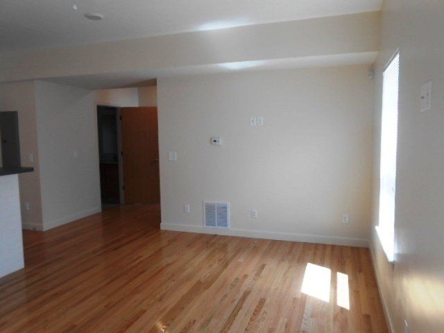 1727 Summit St.- Living Room 02