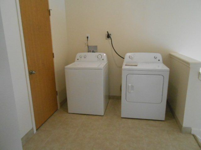 1727 Summit St.- In Unit Laundry