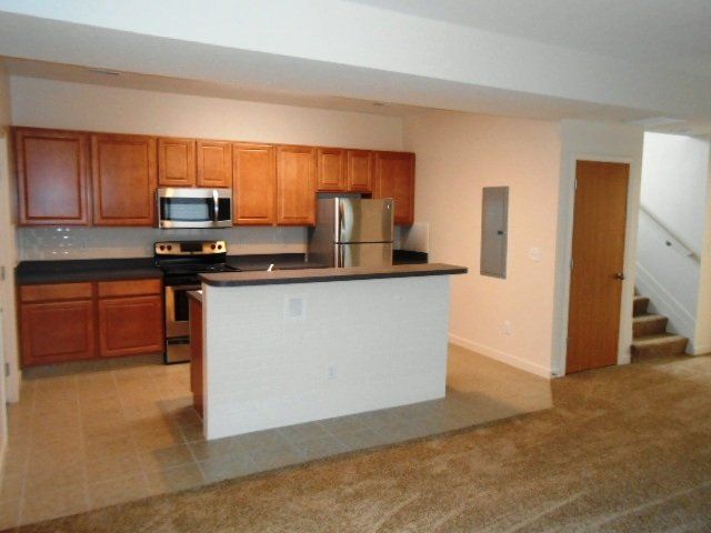 120 Frambes Ave large breakfast bar