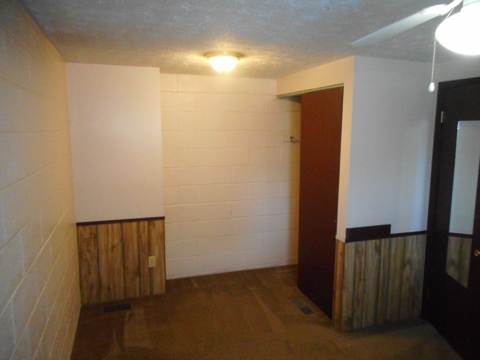 1556 - 1562 Hunter Ave living room