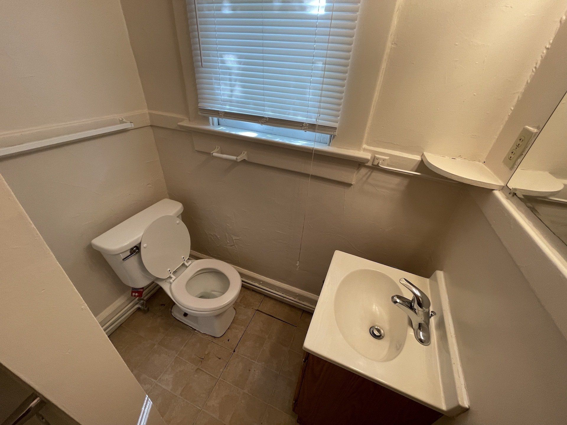 2304 1/2 -2306 1/2 N. High St.- Bathroom 01