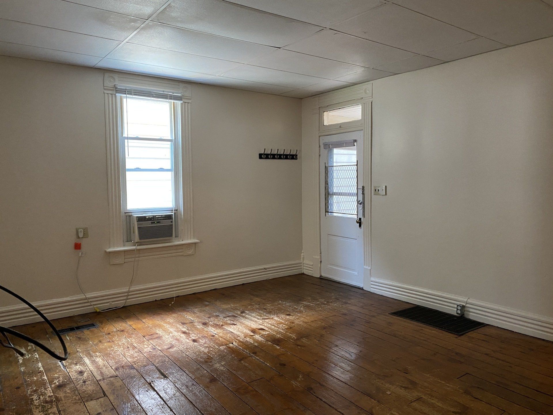 38 W. Northwood Ave. living room 3