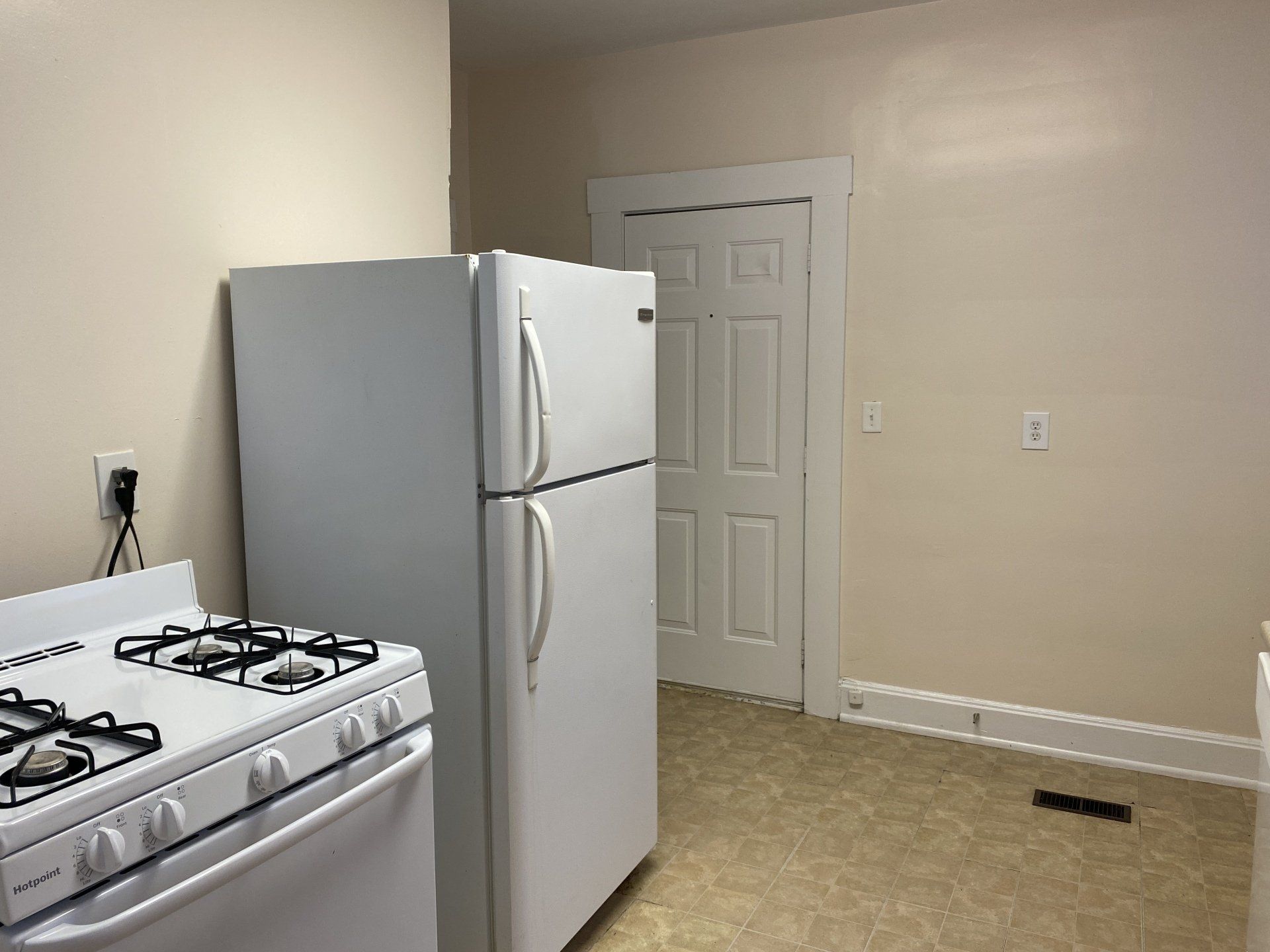 35 W. Oakland Ave kitchen