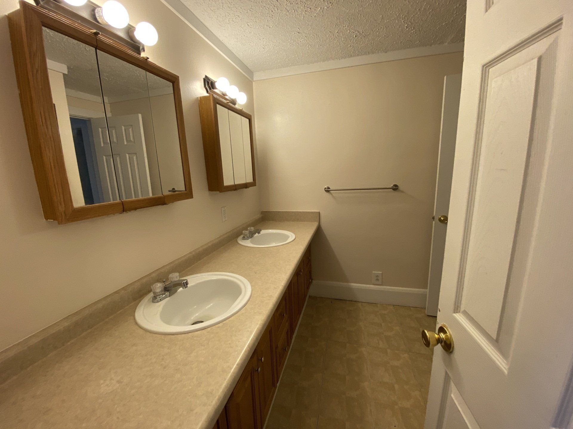 35 W. Oakland Ave bathroom