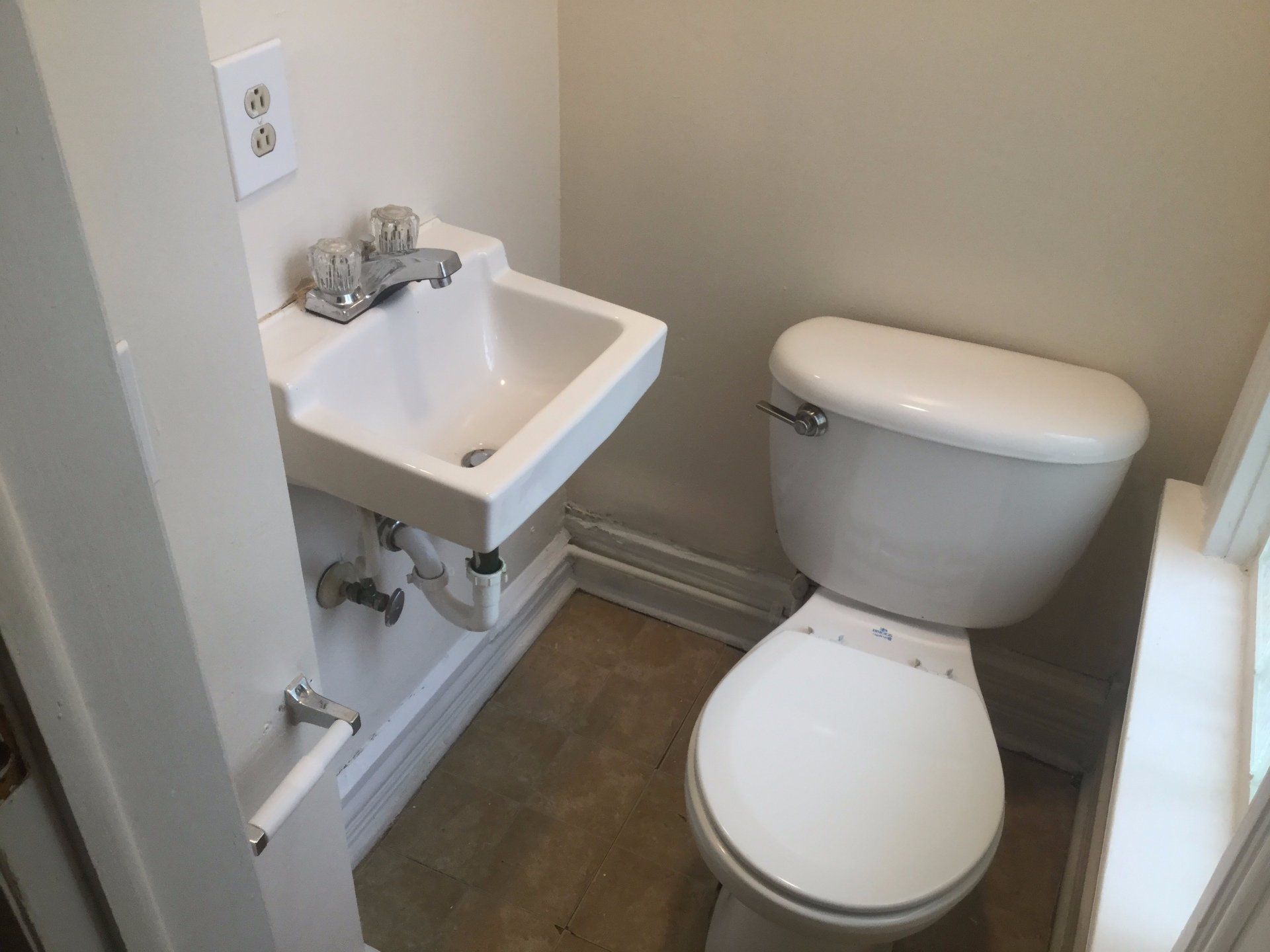 guest bathroom at 46 W. Northwood Ave