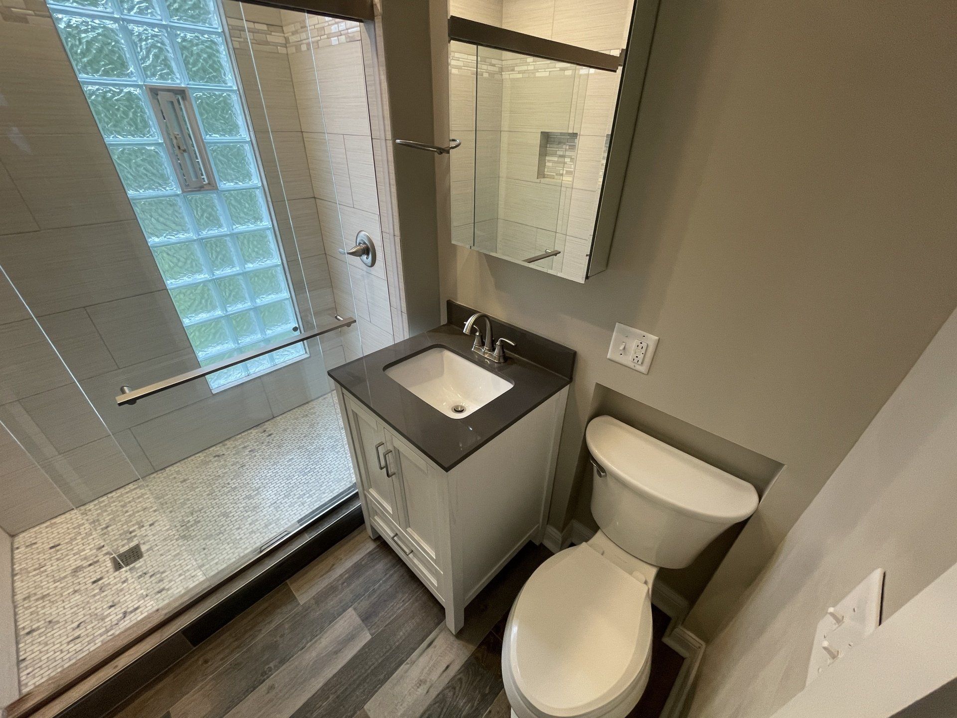 39 W. Oakland Ave bathroom