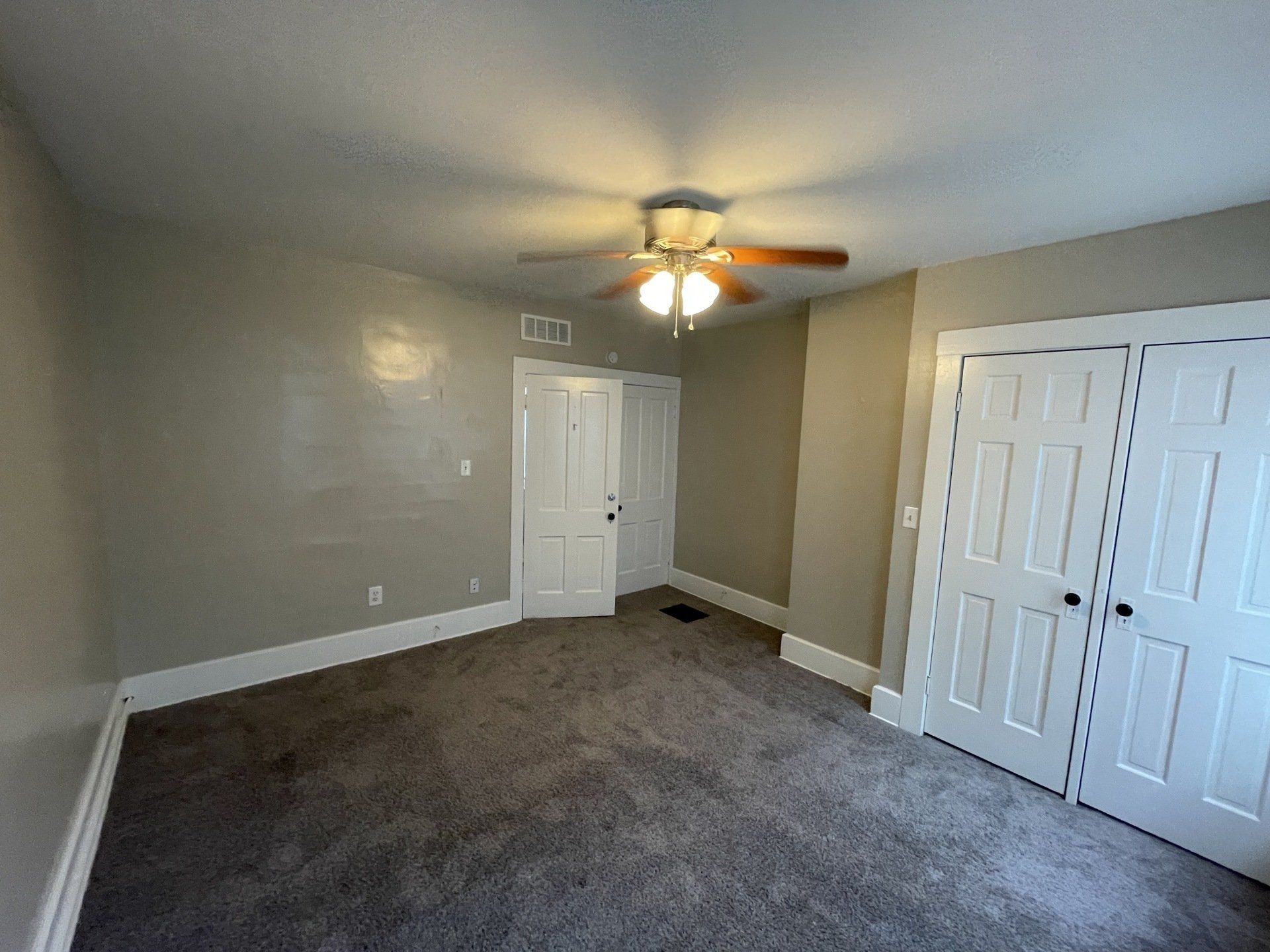 39 W. Oakland Ave bedroom