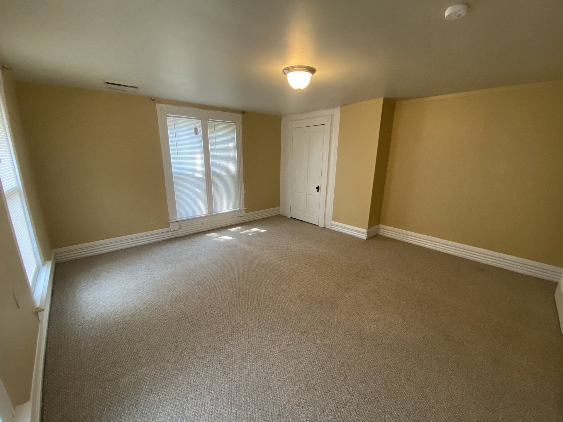 40 W. Northwood Ave. living room 2