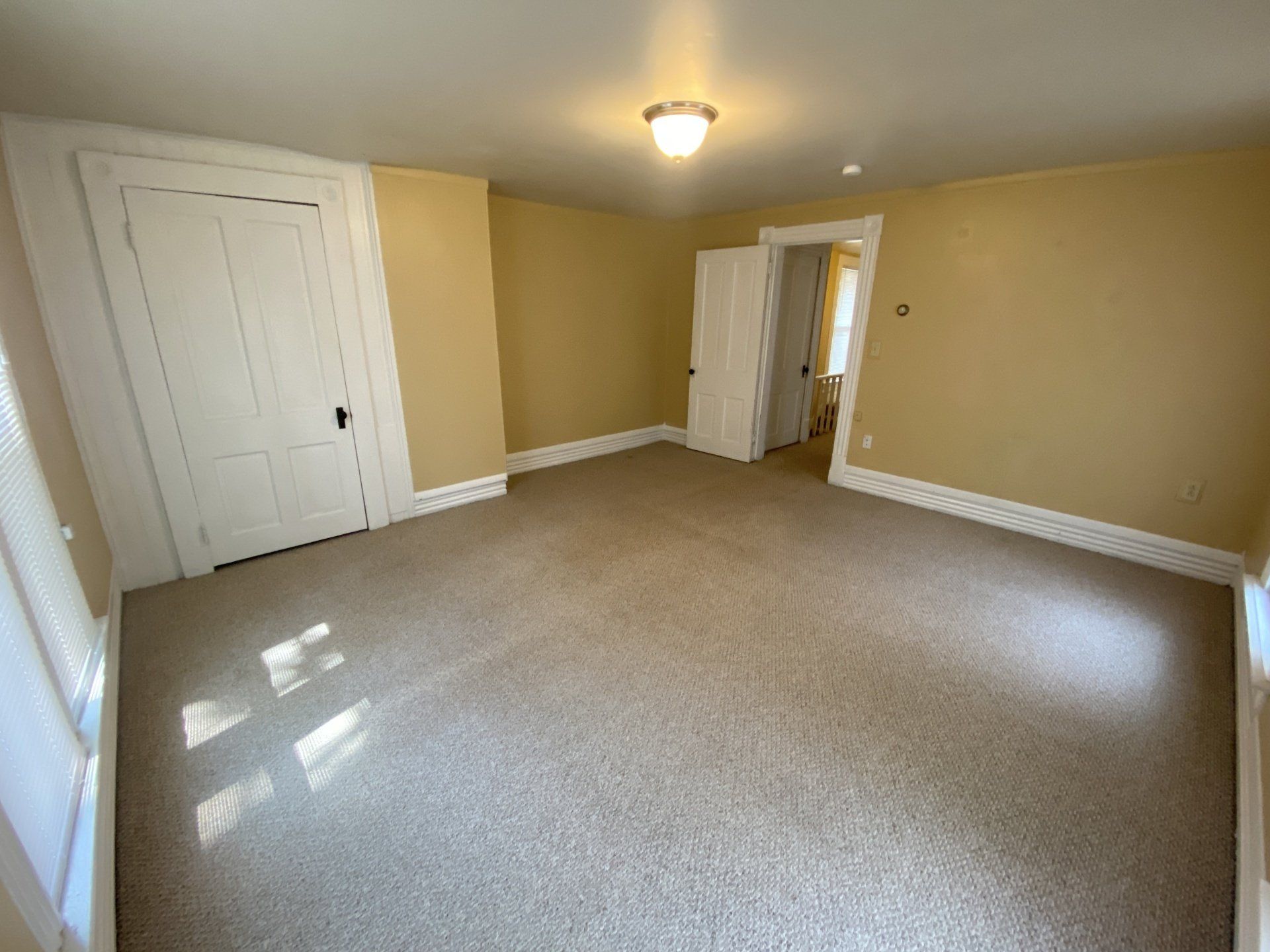 40 W. Northwood Ave. living room 4