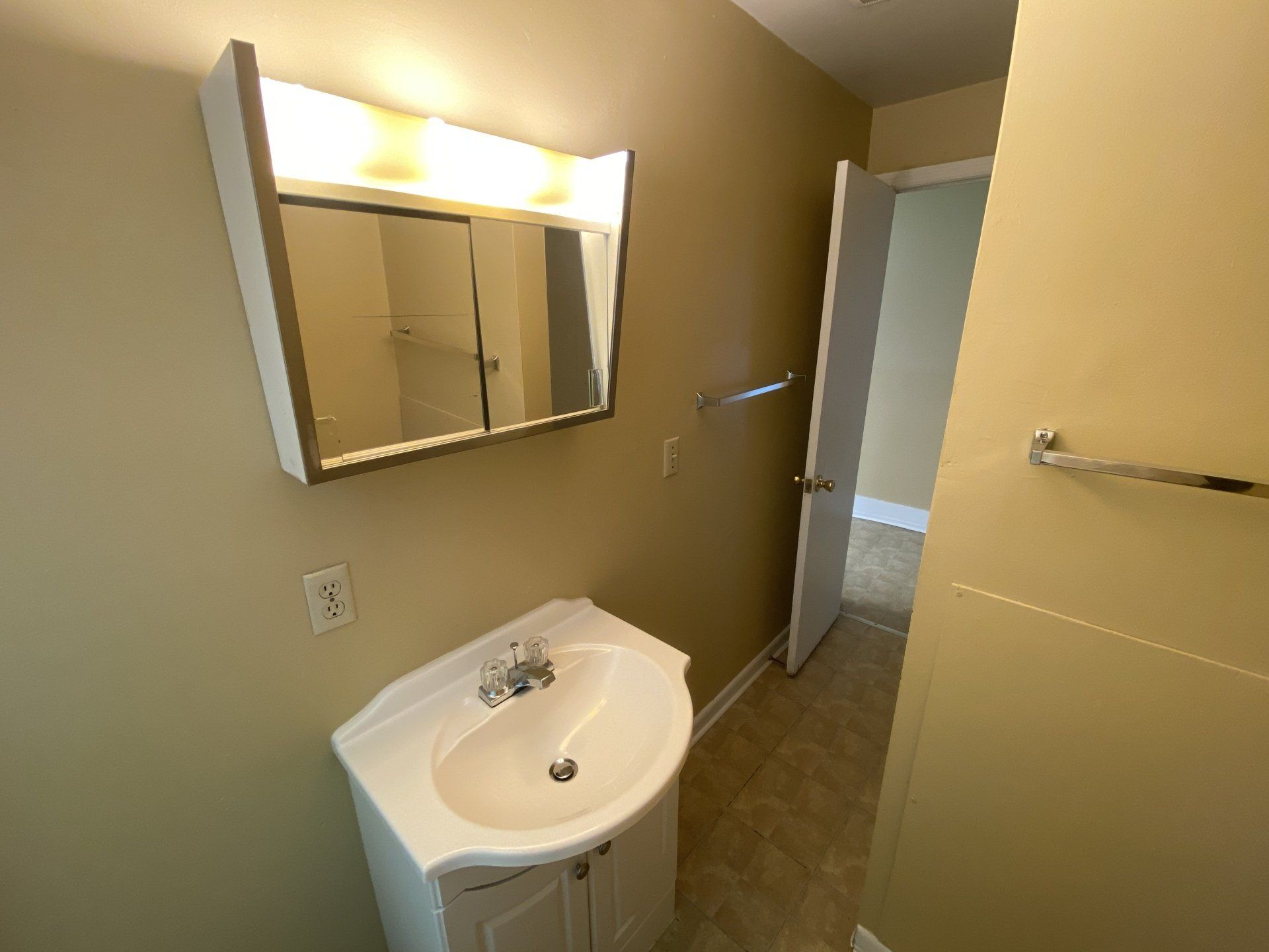 40 W. Northwood Ave. bathroom 2