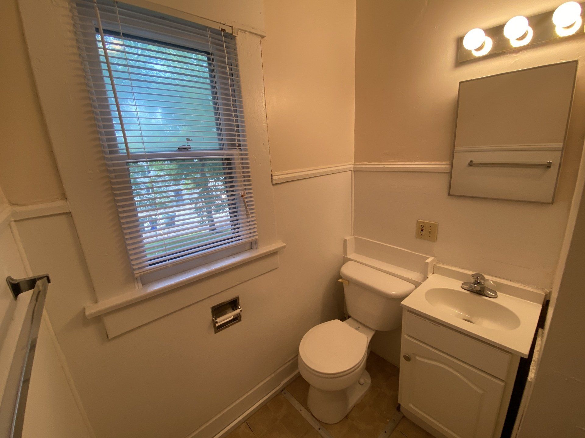 61 W. Oakland Ave spacious bathroom