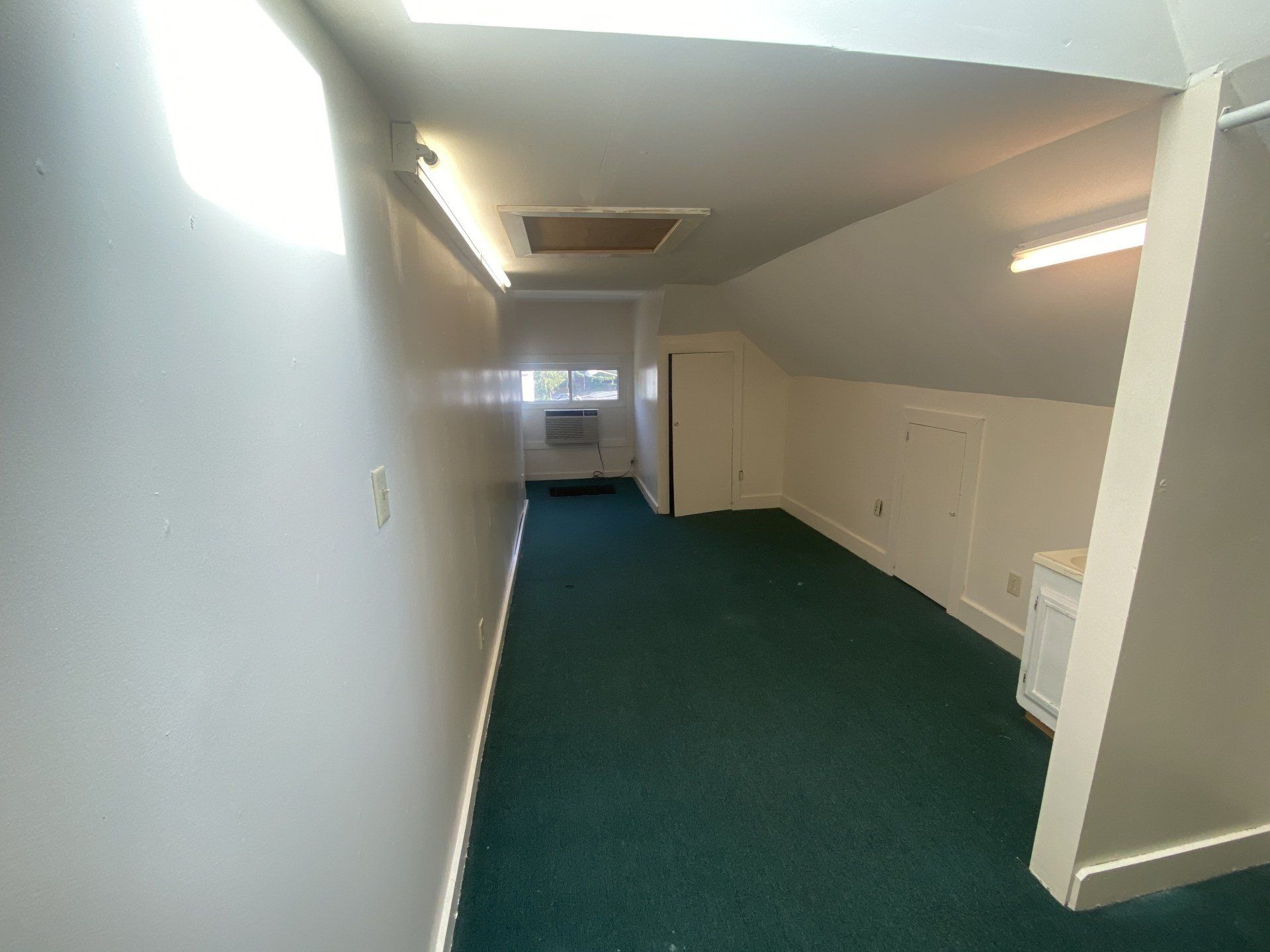 61 W. Oakland Ave spacious hallway