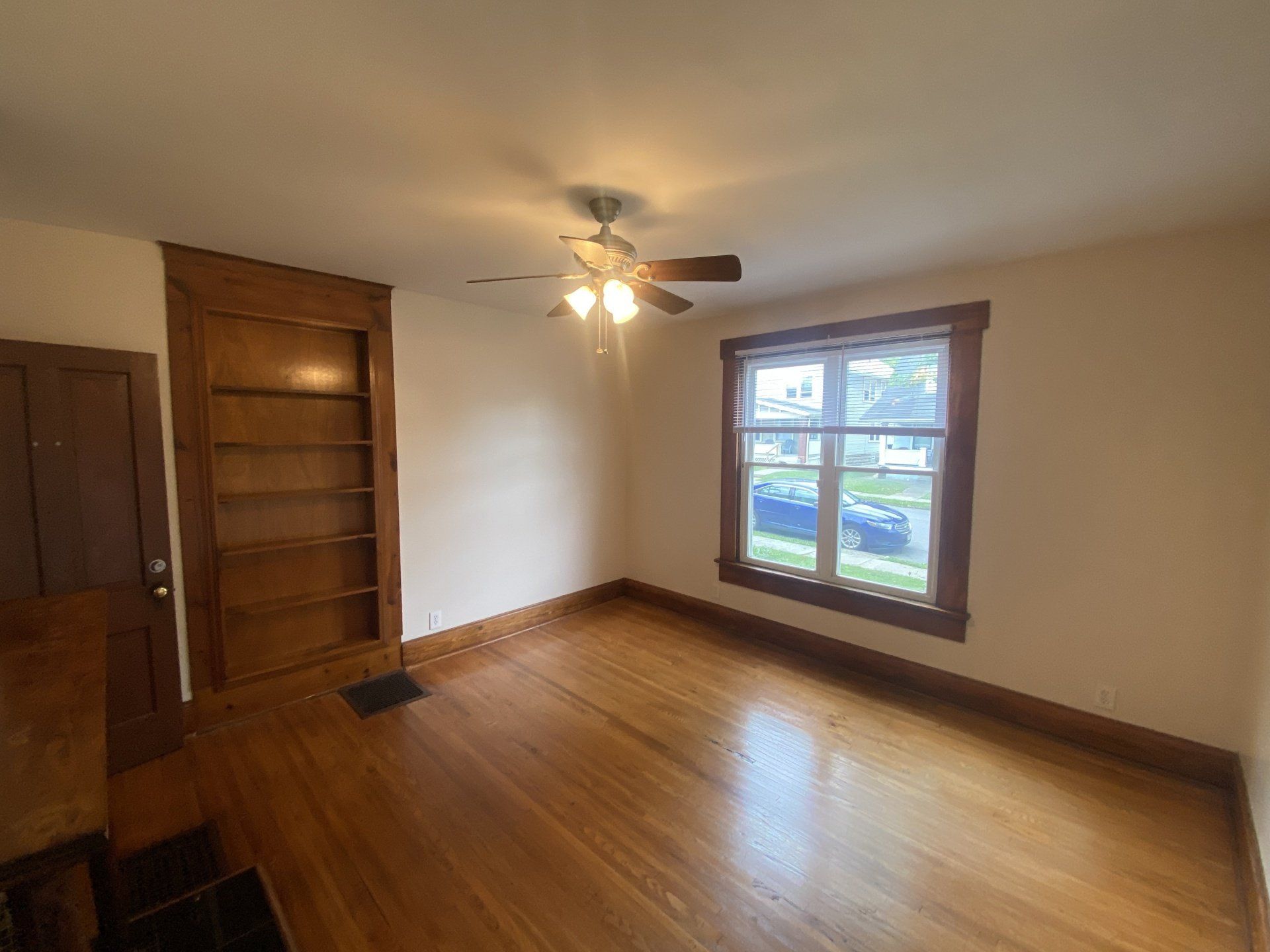 70 W. Norwich Ave living