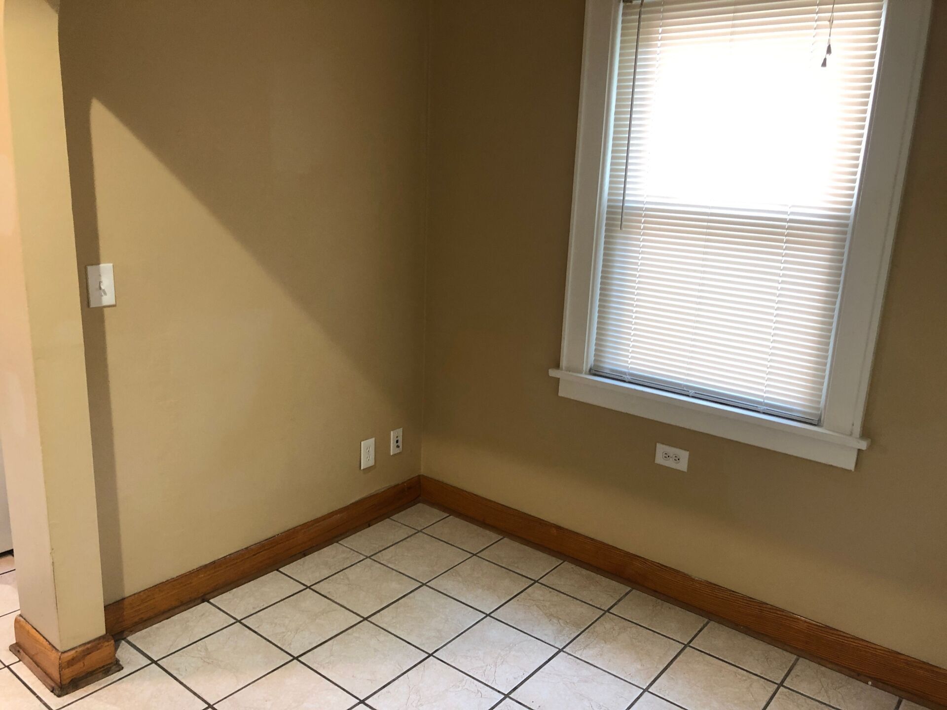 51 W. Oakland Ave dining area