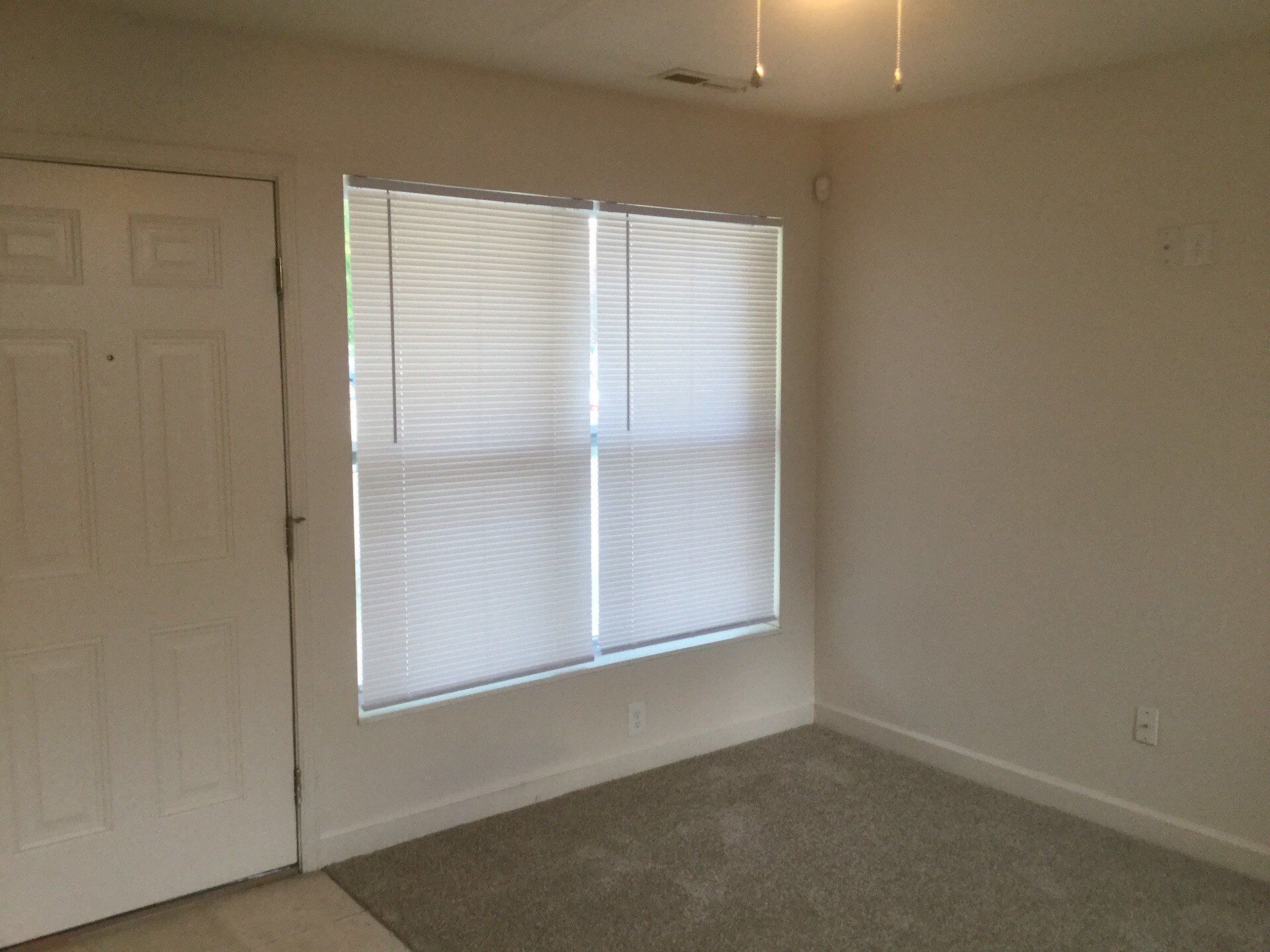 2461-2483 Wall St. - Living Room 01