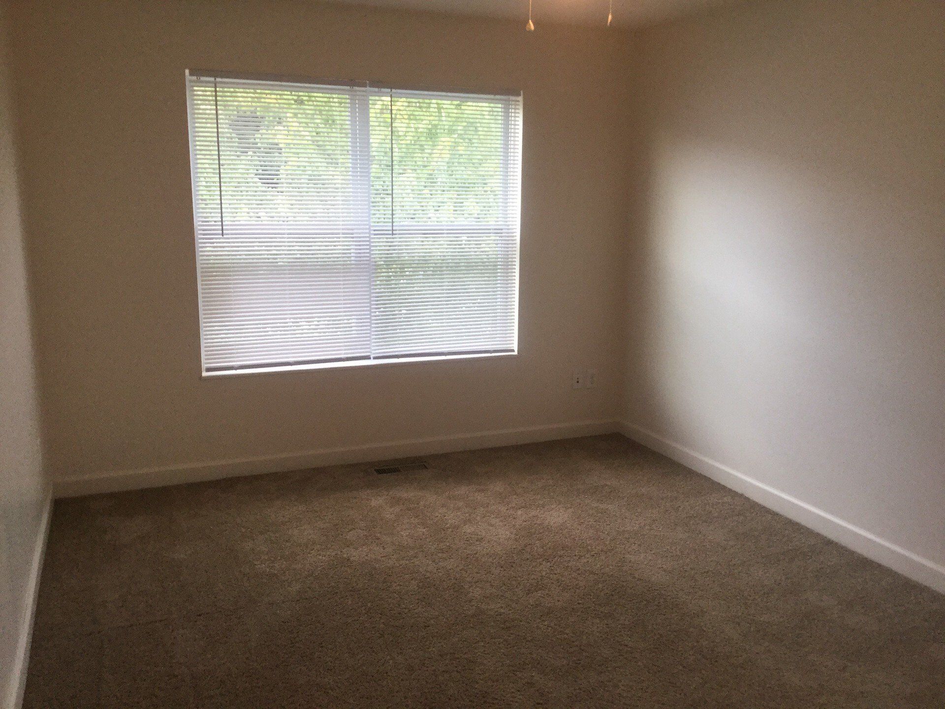 2461-2483 Wall St. - Living Room 02