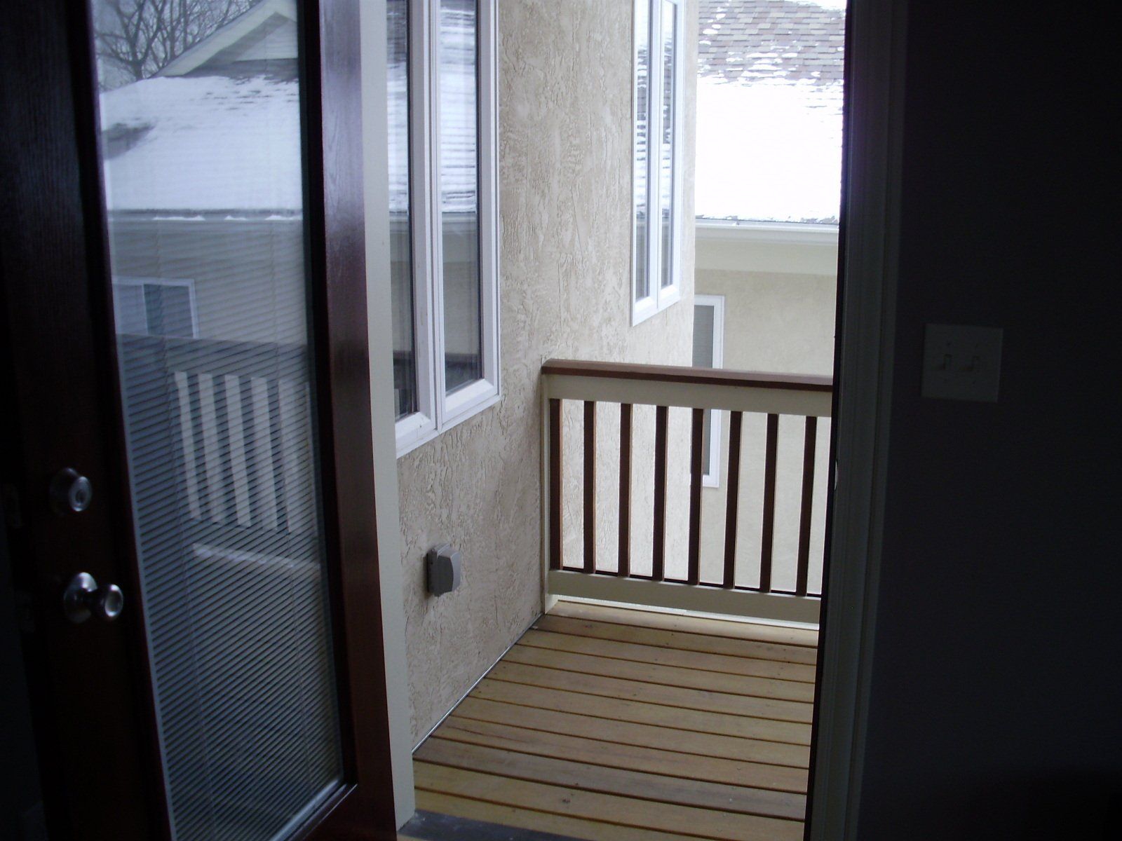 50 Bucks Alley balcony access