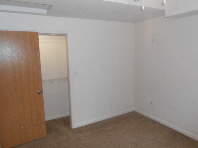 Bedroom with closet 02