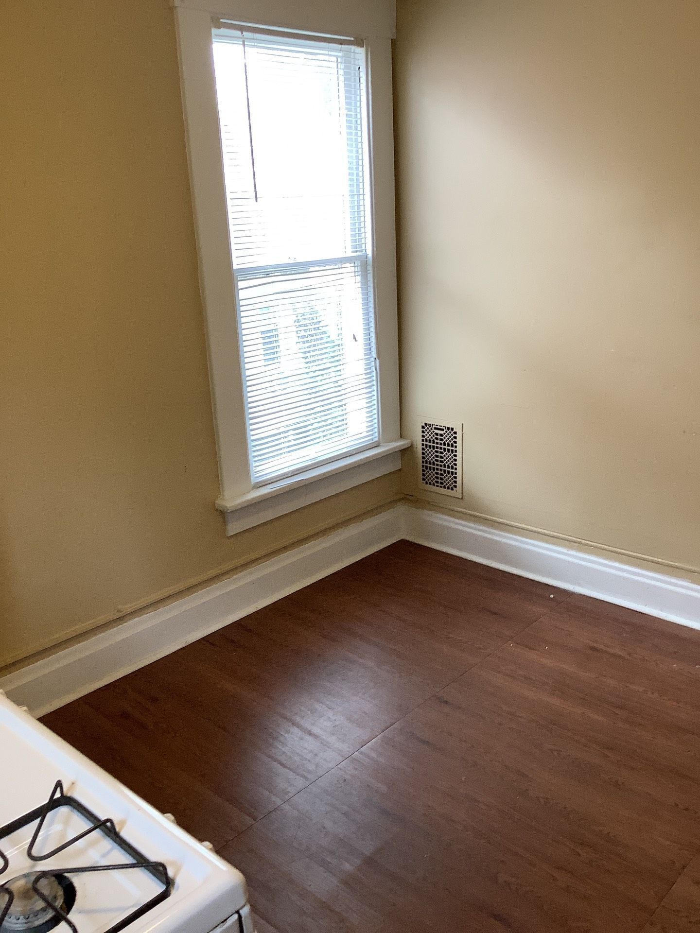 24-26 W. Oakland Ave interior 9