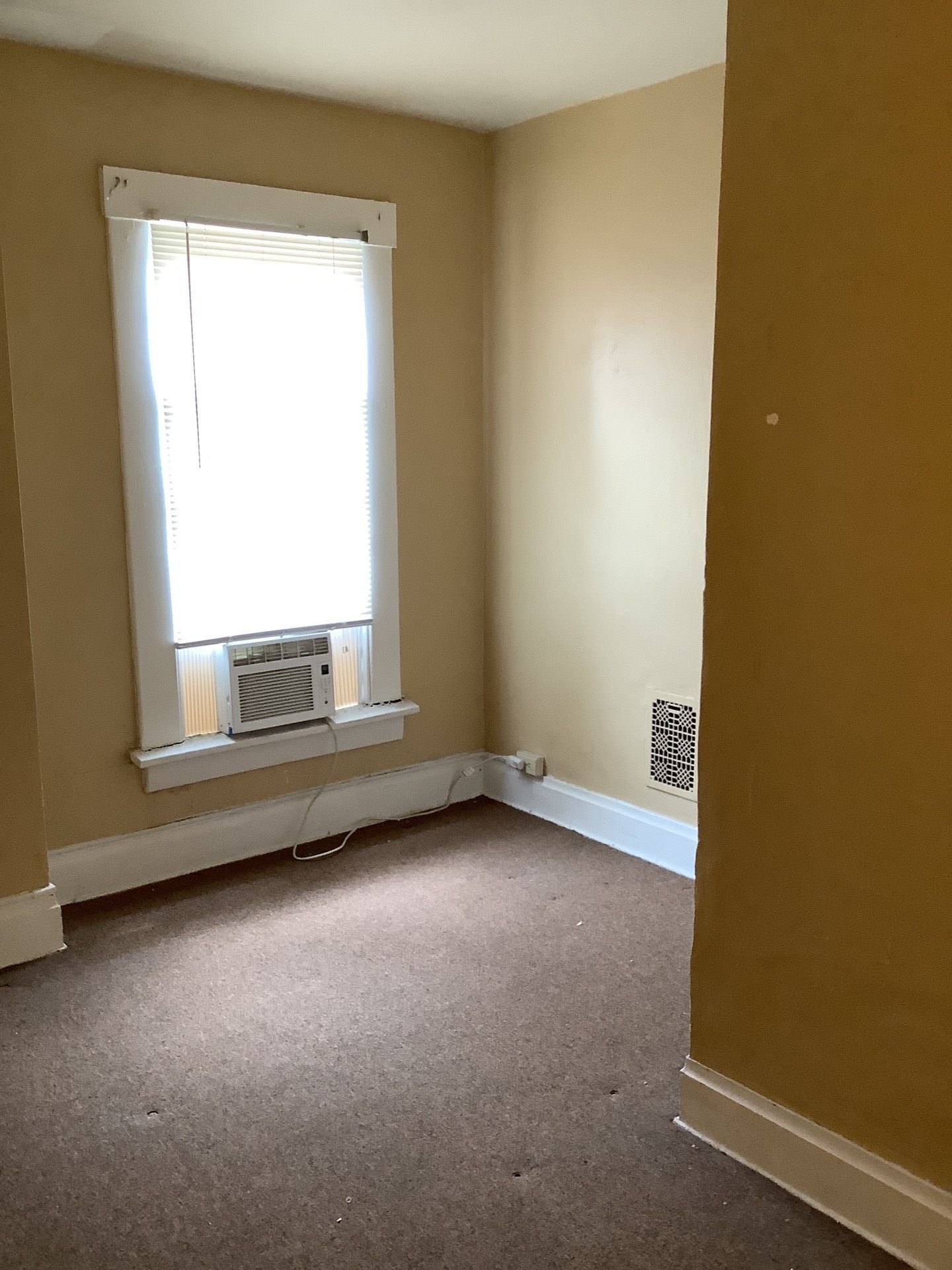 24-26 W. Oakland Ave interior 4