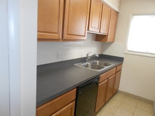 1596 Highland kitchen 1