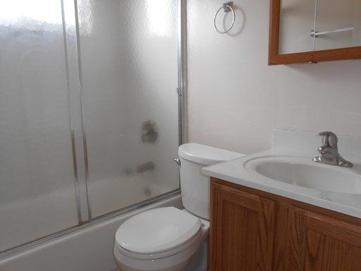 1596 Highland bathroom