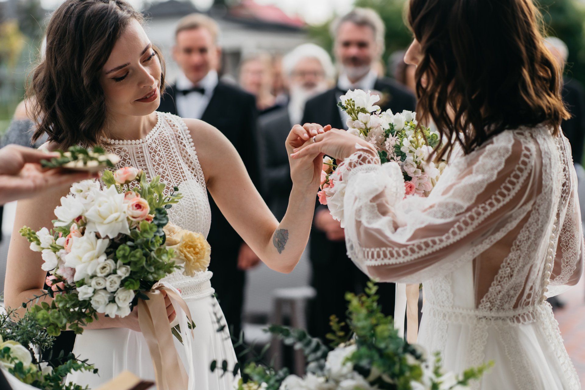 2 Frauen bei ihrer Hochzeit